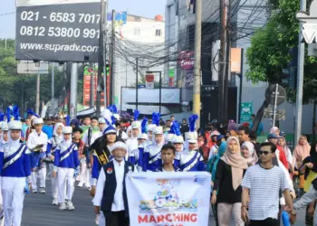 DIES NATALIS UPG–Puncak Dies Natalis Universitas Primagraha (UPG) ke-3, menggelar Colour Fun Karnaval, jalan sehat dan pameran UMKM, berlangsung meriah. Kemeriahan tersebut tak lain, karena hadirnya artis Indonesia Idol Aris dan Pelawak/Seniman Abah Komar, serta door prize paket umroh, logam mulia, sepeda motor, sepeda gunung dan lainnya, di halaman Kampus UPG Cinanggung, Kota Serang, Sabtu (24/6/2023). (SIDIK/SATELITNEWS.COM)