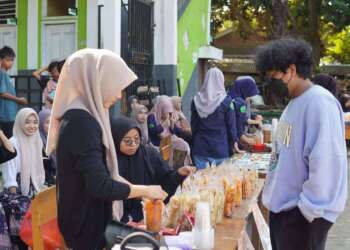 BAZAR–Sejumlah mahasiswa yang tergabung dalam Organisasi Himpunan Mahasiswa Ilmu Komunikasi (HIMAKOM) Universitas Mathla’ul Anwar (UNMA) Banten, menggelar Bazar di lapangan Fakultas Hukum Sosial UNMA Malingping, Kecamatan Malingping Kabupaten Lebak, Minggu (4/6/2023). (ISTIMEWA)