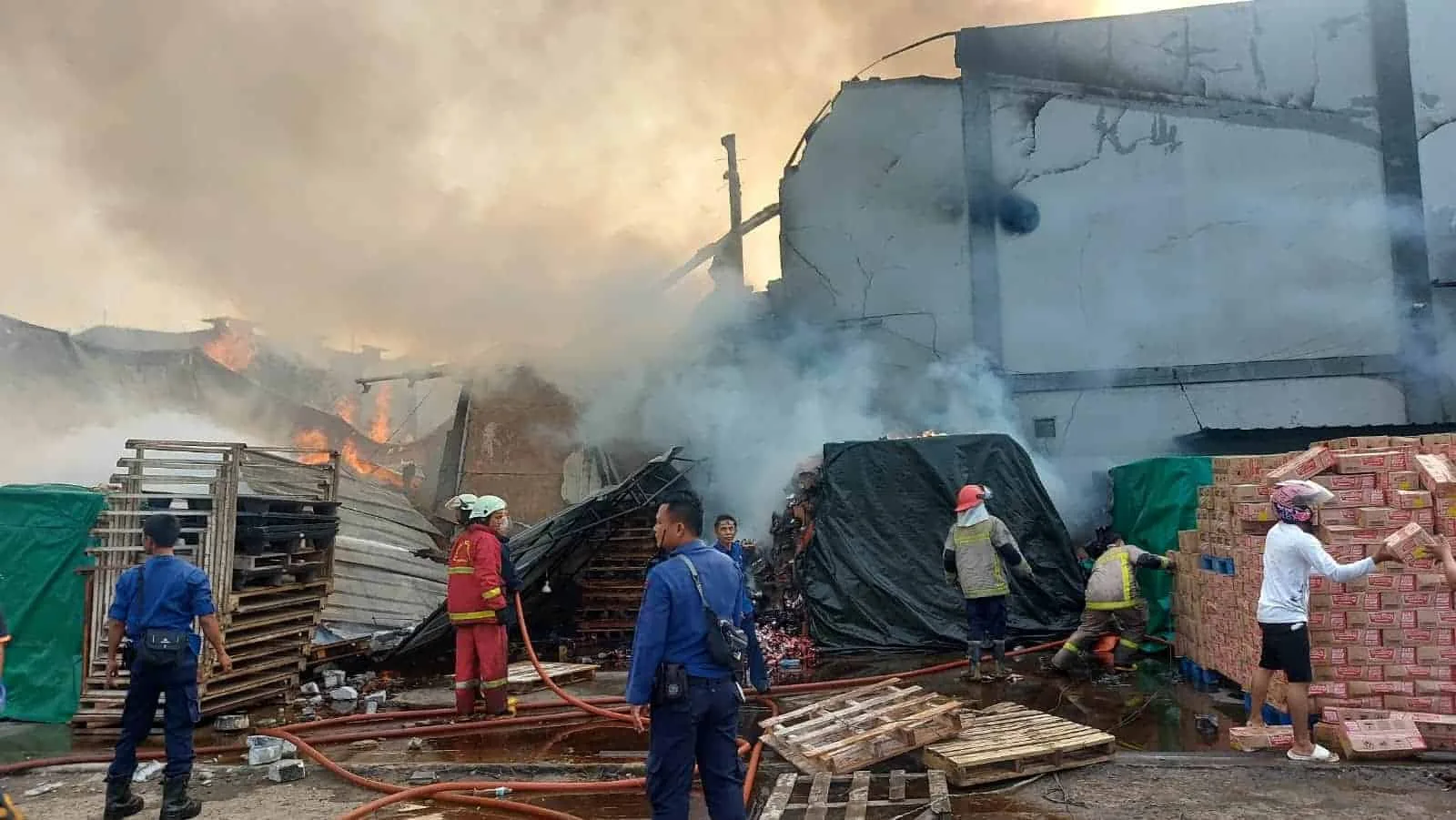 Kebakaran Gudang Distributor Kopi di Cikupa Sulit Dipadamkan