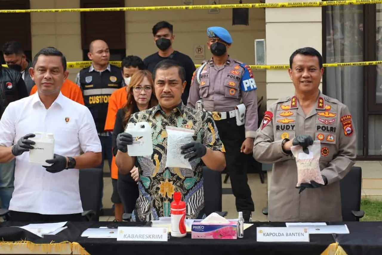 Polda Banten dan tim gabungan dari Mabes Polri, ungkap pabrik ekstasi jaringan internasional. (ISTIMEWA)