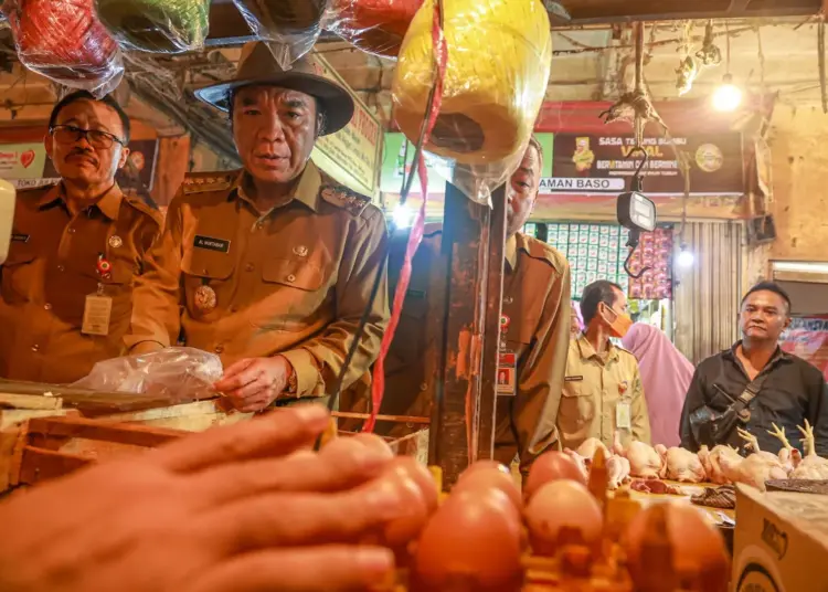 Pj Gubernur Banten Al Muktabar, sidak ke Pasar Induk Rau (PIR), Senin (5/6/2023). (ISTIMEWA)