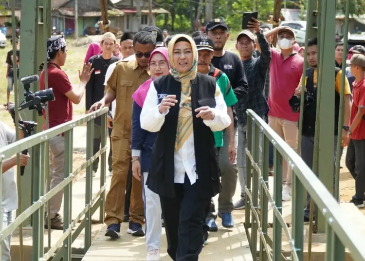 Bupati Pandeglang Irna Narulita, resmikan jembatan gantung Caringin, Selasa (6/6/2023). (ISTIMEWA)