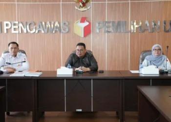 PEMAPARAN: Ketua Bawaslu Rahmat Bagja (tengah) saat menerima Tim seleksi (timsel) calon anggota Bawaslu di lima provinsi, di Jakarta, Rabu (7/6/2023). (DOK BAWASLU)