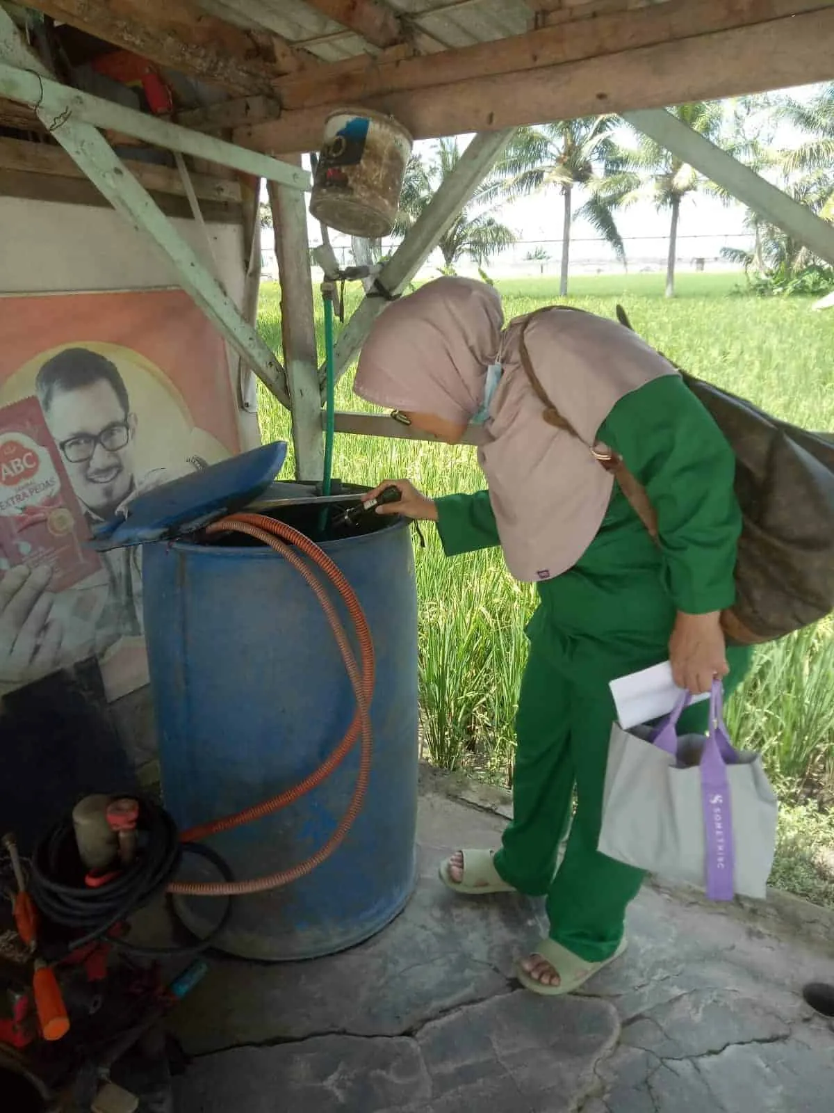 Petugas Kesehatan  Dinkes Kabupaten Serang, melakukan pemeriksaan jentik nyamuk di rumah warga, Rabu (7/6/2023). (SIDIK/SATELITNEWS.COM)