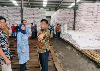 Diskoumperindag Kabupaten Serang bersama Kejari, awasi pupuk bersubsidi. (ISTIMEWA)