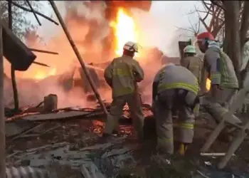 PROSES PEMADAMAN API: Situasi di Gudang Palet Kawasan Pergudangan Dadap, Kecamatan Kosambi, Minggu (11/6). Terlihat, para petugas Damkar dari BPBD Kabupaten Tangerang dengan berani berusaha memadamkan api yang membakar gudang palet. (ISTIMEWA)