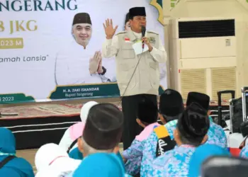 IMBAUAN JAGA KESEHATAN: Sekretaris Daerah Kabupaten Tangerang, Moch. Maesyal Rasyid saat memberikan imbauan untuk menjaga kesehatan kepada 274 Calhaj kloter 5 Kabupaten Tangerang di Masjid Al-Amjad Pusat Pemerintahan Kabupaten Tangerang, Tigaraksa, Sabtu (10/6). (ISTIMEWA)