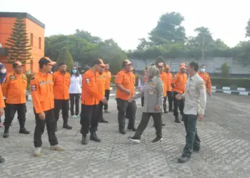 Plh Sekda Provinsi Banten Virgojanti, mengikuti apel kesiapsiagaan bencana, di halaman Kantor BPBD Banten, Selasa (13/6/2023). (ISTIMEWA)