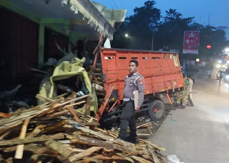 Truk Pengangkut Kayu Tabrak Motor dan Ruko di Saketi, Dua Tewas