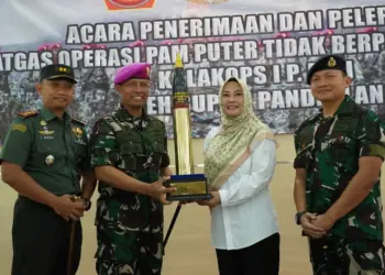 Bupati Pandeglang Irna Narulita, menerima cenderamata dari satuan TNI Angkatan Laut, Rabu (14/6/2023). (ISTIMEWA)