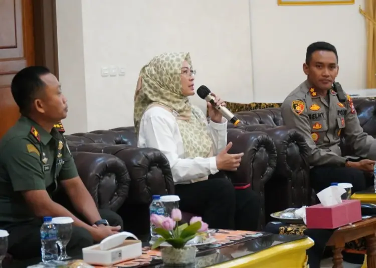 Bupati Pandeglang Irna Narulita, bersama Kapolres Pandeglang dan Dandim 0601 Pandeglang, berbincang terkait rencana program TMMD, Rabu (14/6/2023). (ISTIMEWA)