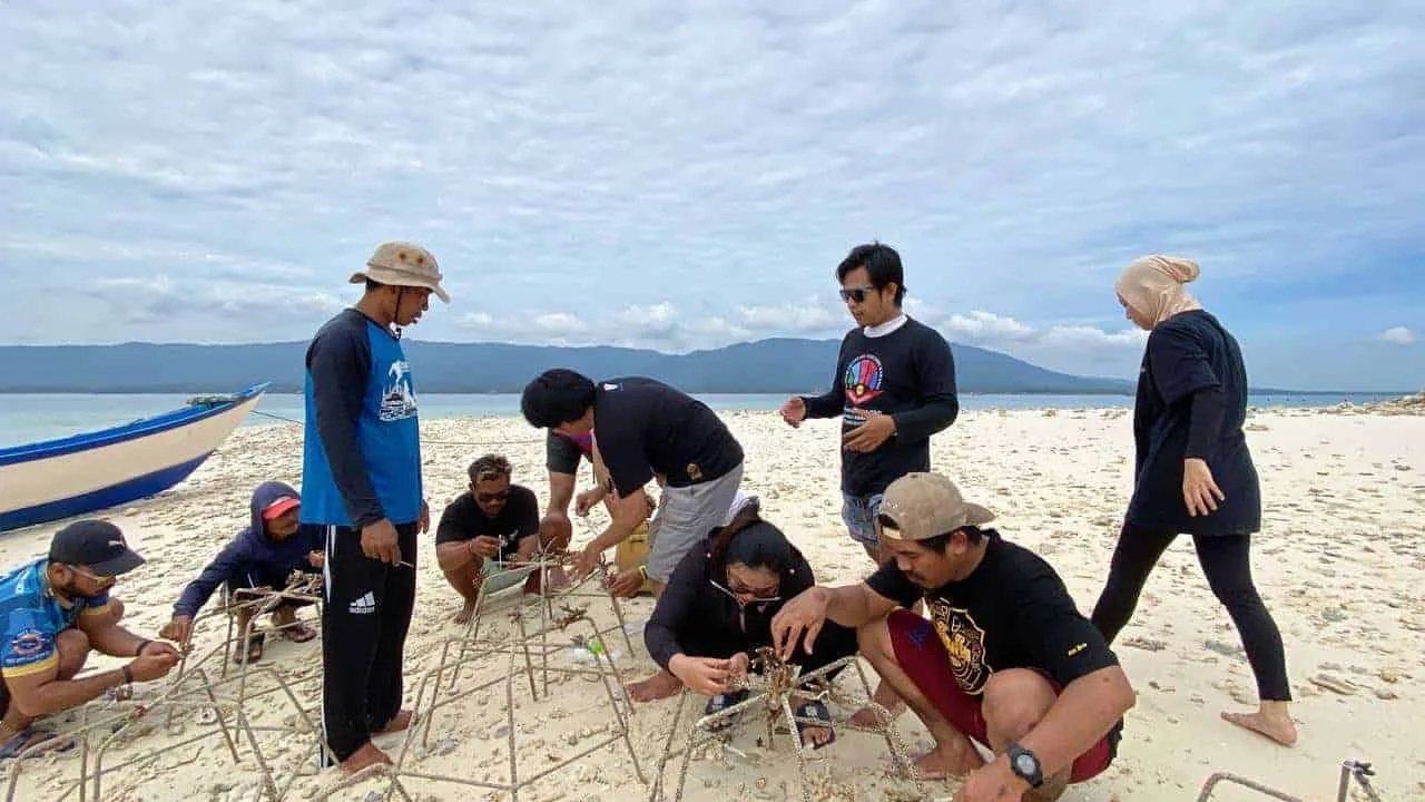 Sejumlah mahasiswa di Banten, sedang dilatih transplantasi Terumbu Karang, belum lama ini. (ISTIMEWA)