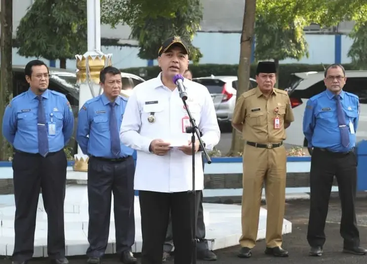 PIMPIN APEL PAGI: Bupati Tangerang Ahmed Zaki Iskandar saat menjadi pembina apel pagi di lingkungan Perumdam TKR, Kota Tangerang, Senin (19/6/2023). (ISTIMEWA)