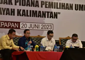 JADI NARASUMBER: Anggota Bawaslu Puadi (kedua dari kiri/memegang mikrofon) saat menjadi narasumber di Forum Koordinasi Sentra Gakkumdu, Selasa (20/6/2023) di Balikpapan, Kalimantan Timur. (ISTIMEWA)