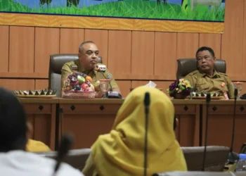 DAMPINGI BUPATI: Kepala DPKP Kabupaten Tangerang Asep Jatnika (kanan) saat mendampingi Bupati Tangerang Zaki Iskandar saat pelepasan tim pemeriksa kesehatan hewan kurban. (ISTIMEWA)