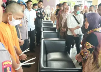 Mensos RI Tri Rismaharini, berdialog dengan pelaku kasus dugaan TPPO, di Mapolres Pandeglang, Selasa (20/6/2023). (FAHRIE/SATELITNEWS.COM)