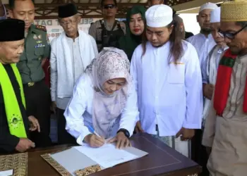 Bupati Pandeglang Irna Narulita dan sejumlah elemen masyarakat, menggelar deklarasi penolakan peredaran Miras di Pandeglang, di Alun-alun setempat, Kamis (22/6/2023). (FAHRIE/SATELITNEWS.COM)