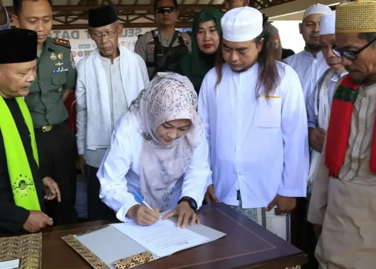 Bupati Pandeglang Irna Narulita dan sejumlah elemen masyarakat, menggelar deklarasi penolakan peredaran Miras di Pandeglang, di Alun-alun setempat, Kamis (22/6/2023). (FAHRIE/SATELITNEWS.COM)