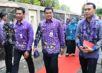 KEDATANGAN TIM KLARIFIKASI: Sekda Kabupaten Tangerang Moch Maesyal Rasyid saat menyambut kedatangan Tim Klarifikasi Lapangan Lomba Kelurahan Tingkat Provinsi Banten tahun 2023 di Aula Kelurahan Cisauk, Kecamatan Cisauk, Kamis (22/06/23). (ISTIMEWA)