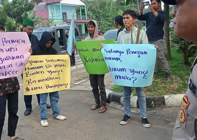 Sejumlah massa yang tergabung dalam HMI Cabang Pandeglang, berunjukrasa di depan Gedung Kejati Banten, Jumat (23/6/2023). (ISTIMEWA)