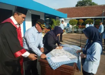 Dirut dan Dewas Perumdam Tirta Berkah Pandeglang, menandatangani berita acara pelantikan, Senin (26/6/2023). (ISTIMEWA)