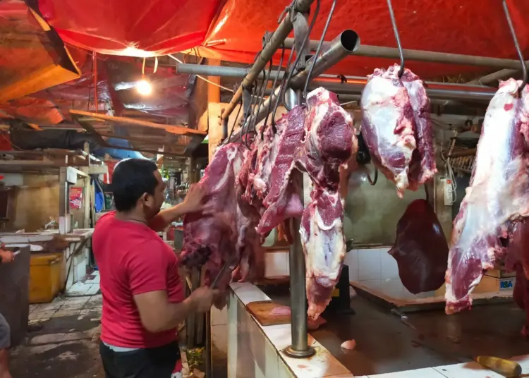 PENJUAL DAGING: Seorang pedagang daging sapi di Pasar Rangkasbitung, Kabupaten Lebak, saat menunggu pembeli, Rabu (28/6/2023). (MULYANA)