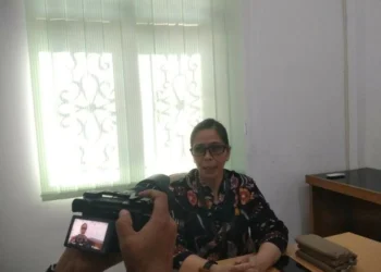 MENYAMPAIKAN KETERANGAN : Kajari Pandeglang Helena Octavianne menyampaikan keterangan kepada awak media, Rabu (28/6). (FAHRI)