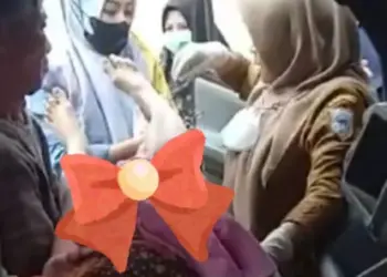 Seorang ibu warga Kecamatan Saketi, Kabupaten Pandeglang, melahirkan di dalam mobil colt bak terbuka, dibantu perawat dan bidan di Puskesmas Saketi, Senin (19/6/2023) lalu. (ISTIMEWA)