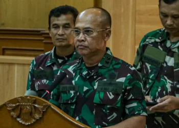 Kepala Pusat Penerangan (Kapuspen) TNI Laksda TNI Julius Widjojono saat memberikan keterangan kepada wartawan di Balai Wartawan Puspen TNI, Cilangkap, Jakarta. (DOK JAWAPOS)