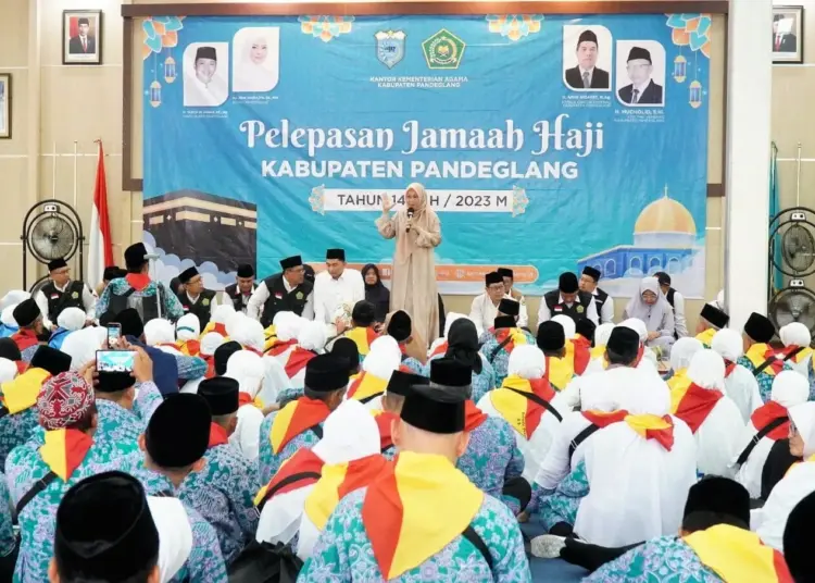 DILEPAS–Jemaah Calon Haji (Calhaj) Kelompok Terbang (Kloter) 37 asal Pandeglang, kembali dilepas oleh Bupati Pandeglang Irna Narulita, di Pendopo Bupati Pandeglang, Minggu (4/6/2023). (ISTIMEWA)