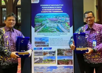 PIAGAM PENGHARGAAN: Kepala Bappeda Kabupaten Tangerang, Ujang Sudiartono saat menunjukan piagam penghargaan yang diraih Pemkab Tangerang di acara Kotaku Awards 2023 di Hotel Bidakara, Jakarta, Rabu (21/06/2023). (ISTIMEWA)