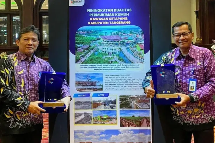 PIAGAM PENGHARGAAN: Kepala Bappeda Kabupaten Tangerang, Ujang Sudiartono saat menunjukan piagam penghargaan yang diraih Pemkab Tangerang di acara Kotaku Awards 2023 di Hotel Bidakara, Jakarta, Rabu (21/06/2023). (ISTIMEWA)