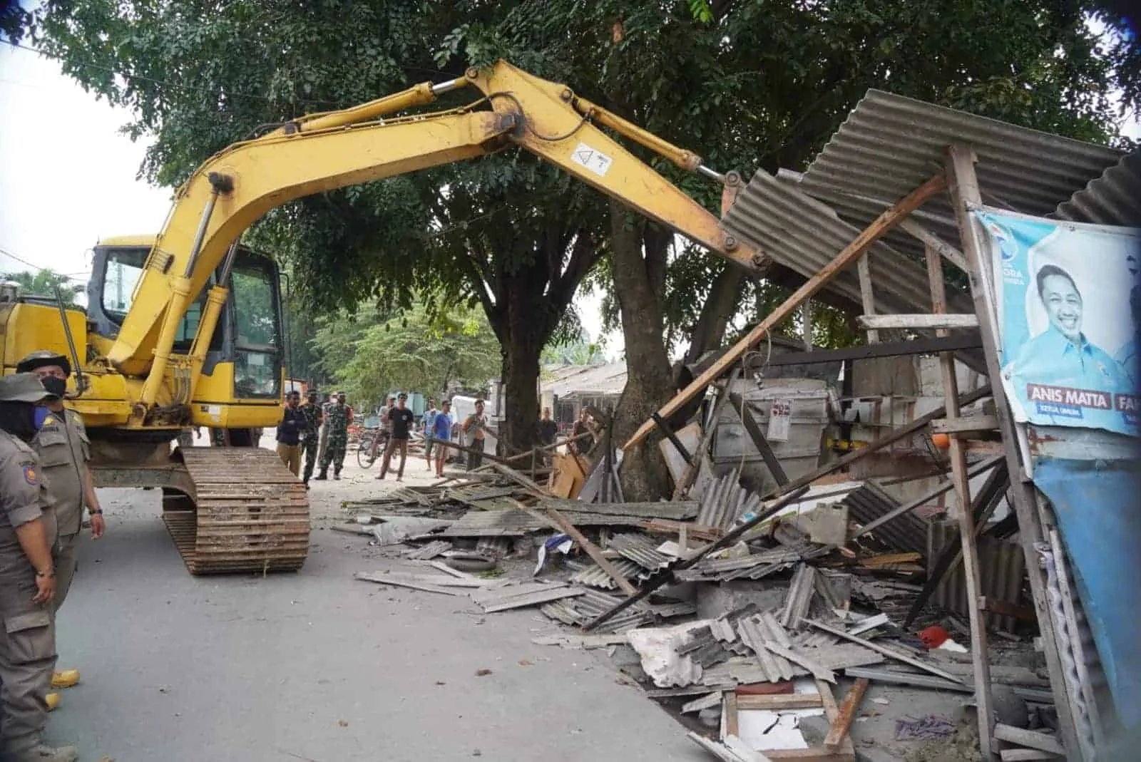 ALAT BERAT: Situasi di Pasar Pisangan, Kelurahan Bencongan, Kecamatan Kelapa Dua, Senin (13/6). Terlihat sebuah alat berat yang dibawa Satpol PP Kabupaten Tangerang, sedang melakukan pembongkaran terhadap bangunan semi permanen yang menempati lahan pemerintah. (ALFIAN HERIANTO)