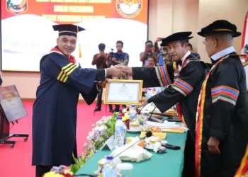 RAIH GELAR DOKTOR: Bupati Zaki resmi bergelar doktor setelah melakukan sidang terbuka Promosi Doktor Ilmu Pemerintahan di Institut Pemerintahan Dalam Negeri Sekolah Pascasarjana Program Studi Doktor Ilmu Pemerintahan, Jakarta, Jumat (16/06/2023). (ISTIMEWA)