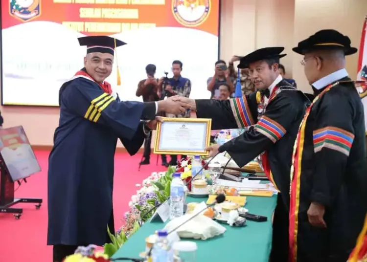 RAIH GELAR DOKTOR: Bupati Zaki resmi bergelar doktor setelah melakukan sidang terbuka Promosi Doktor Ilmu Pemerintahan di Institut Pemerintahan Dalam Negeri Sekolah Pascasarjana Program Studi Doktor Ilmu Pemerintahan, Jakarta, Jumat (16/06/2023). (ISTIMEWA)