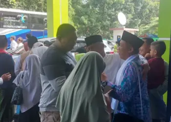 PELEPASAN CALHAJ:  Penyelenggara Zakat dan Wakaf Kemenag Kabupaten Tangerang, Cecep Jaenudin saat berpamitan dengan keluarga dan sanak saudaranya sebelum berangkat ke Asrama Haji Embarkasi. (FAJAR ADITYA)