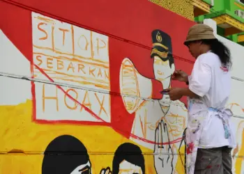 KOMPETISI MURAL: Suasana kompetisi mural yang digelar Polresta Tangerang dalam rangka Hari Bhayangkara ke-77 di Jalan Raya Citra Boulevard, Kecamatan Panongan, Minggu (25/6/2023). (ISTIMEWA)