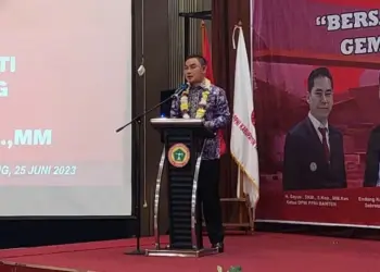 SAMBUTAN: Mad Romli Wakil Bupati Tangerang saat menghadiri sekaligus membuka Musda VI DPD PPNI Kabupaten Tangerang di Hotel Yasmin, Kecamatan Curug, Minggu (24/6/2023). Tema Musda tahun ini yaitu "Bersama PPNI Kabupaten Tangerang Gemilang Untuk Indonesia Sehat". (FAJAR ADITYA)