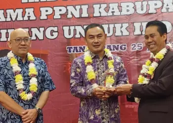 PENYERAHAN PLAKAT: Ketua DPD PPNI Kabupaten Tangerang Sayuti (kanan) saat menyerahkan plakat kepada Wakil Bupati Tangerang Mad Romli didampingi Kepala Dinkes Kabupaten Tangerang, usai pembukaan Musda VI DPD PPNI Kabupaten Tangerang di Hotel Yasmin, Kecamatan Curug, Minggu (25/6/2023). (FAJAR ADITYA)