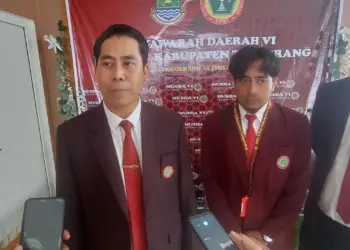 MEMBERIKAN KETERANGAN: Ketua DPD PPNI Kabupaten Tangerang, Sayuti didampingi jajarannya saat menyampaikan keterangan terkait penolakan pengesahan RUU Kesehatan Omnibus Law, usai pembukaan Musda VI DPD PPNI Kabupaten Tangerang di Hotel Yasmin, Kecamatan Curug, Minggu (25/6/2023). (FAJAR ADITYA KUSUMA)