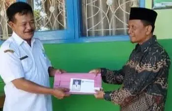 MENYERAHKAN PENGHARGAAN–Plt Kepala Dindikpora Kabupaten Pandeglang, Muhamad Kabir (kiri), menyerahkan penghargaan siswa berprestasi, beberapa waktu lalu. (ISTIMEWA)