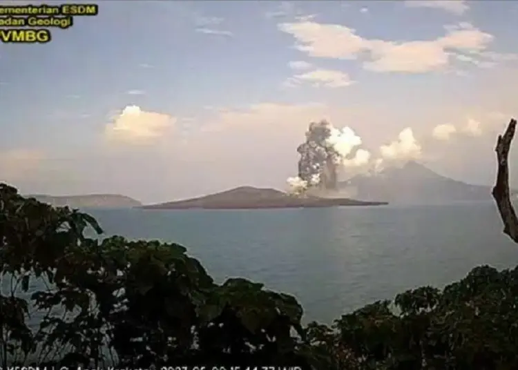 Gunung Anak Krakatau Dua Kali Erupsi Hari Ini, Semburkan Abu Setinggi 1 Km