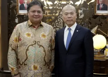 Menteri Koordinator (Men­ko) Bidang Perekonomian Airlangga Hartarto saat bertemu Chief Executive Of­ficer (CEO) Huayou Cobalt Co. Ltd Chen Xuhua di Kan­tor Kemenko Perekonomian, Jakarta. (DOK KEMENKO PEREKONOMIAN)