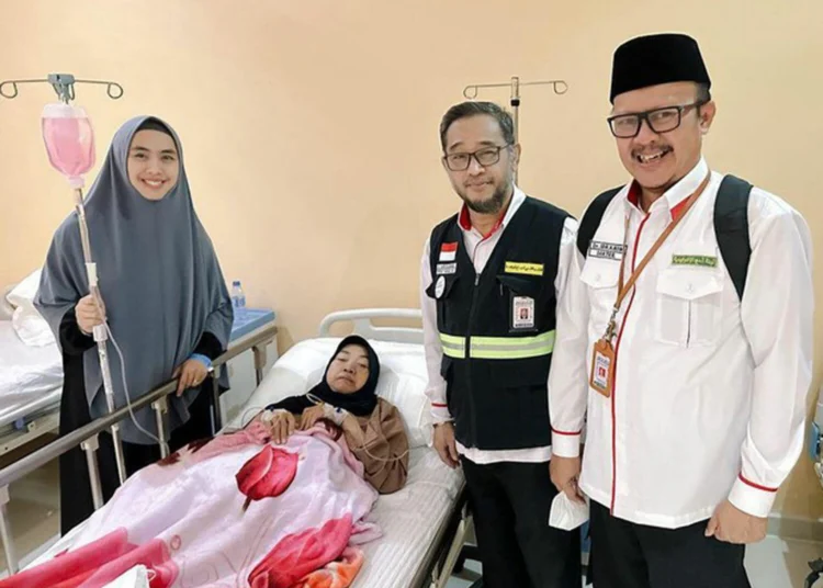 Ibunda Oki Setiana Dewi Dilarikan ke RS di Makkah