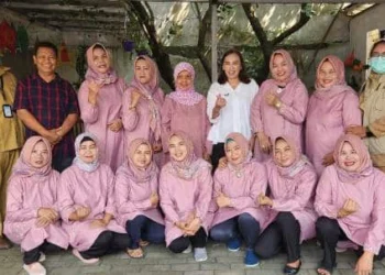 Praktisi Pendidikan Novianty Elizabeth (berbaju putih tengah) gelar baksos Kesehatan di Posyandu Tangsel