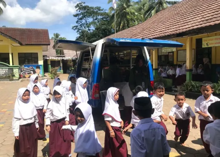 PERPUSTAKAAN KELILING–Dinas Perpustakaan dan Kearsipan Daerah (DPKD) Kabupaten Serang, membuka layanan Perpustakaan Keliling (Pusling) dan membuat pojok baca desa, di 326 Desa se-Kabupaten Serang. Hal itu dilakukan, lantaran minta baca masyarakat di Kabupaten Serang masih rendah. (ISTIMEWA)