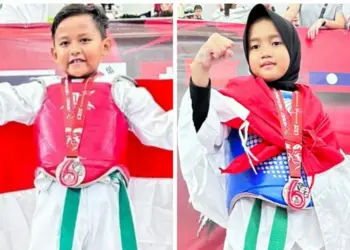 RAIH MEDALI PERUNGGU–Dua atlet Pra Cadet dari FightandFun Club Kota Serang, asuhan dari Sabeum Ananda Amellia, sukses menyabet medali perunggu dalam kejuaraan internasional. Kejuaraan tersebut yaitu, Taekwondo The 6th Heroes Taekwondo International Competition, yang di laksanakan di Bangkok, Thailand (John Paul II Sport Center, Assumption University Of Thailand). (ISTIMEWA)