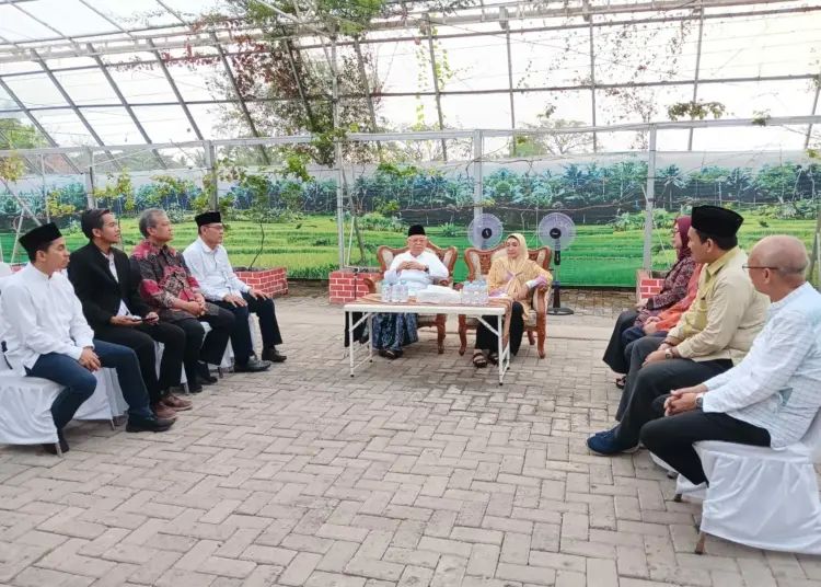 Jajaran pengurus Komite Daerah Ekonomi dan Keuangan Syariah (KDEKS) Provinsi Banten, mendapat pengarahan dari Wakil Presiden (Wapres) Ma’ruf Amin, di Komplek Ponpes An-Nawawi, Kecamatan Tanara, Kabupaten Serang, Sabtu (29/7/2023).   (ISTIMEWA)