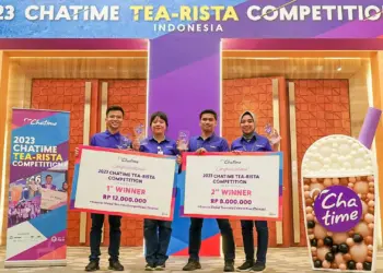 (dari kiri ke kanan) Juara 1 Tea-rista Champion: Ariobimo Alfiano dan Tasya Sheva Prafasiwi dari gerai Chatime Jakarta dan Juara 2 Tea-rista Champion: Yusri dan Kartika Dwi Arum dari gerai Chatime Makassar. (ISTIMEWA)