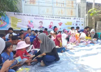 LIBURAN CERIA–Komunitas relawan kemanusiaan dan sosial, Fesbuk Banten News (FBn) bersama Banten Ceria, mengajak anak-anak yatim bercerita sambil berwisata, ke Pulau Merak Kecil, Minggu (9/7/2023). Selain itu, mereka juga diajak menonton film edukasi, yang difasilitasi oleh Dinas Kearsipan dan Perpustakaan (DKP) Provinsi Banten. (ISTIMEWA)